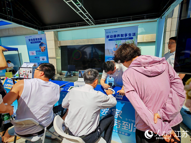 老人正在體驗智能康養服務。人民網 江楠攝