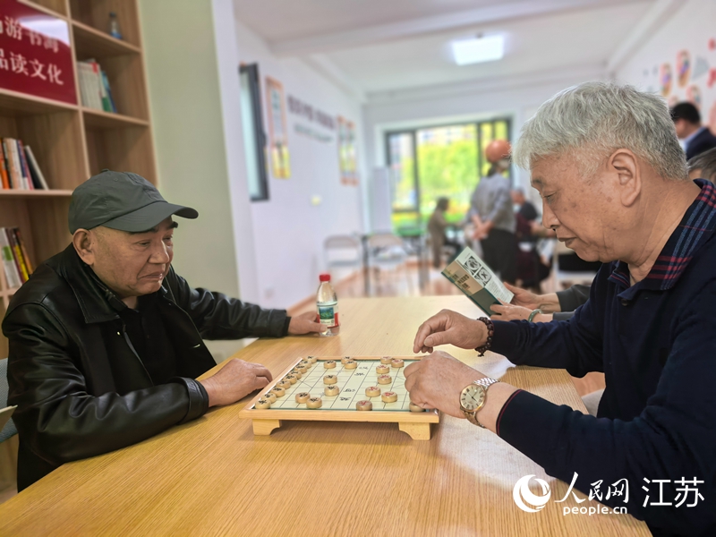 啟東開發區港西社區互助養老睦鄰點，老人正在下棋。人民網記者 王繼亮攝