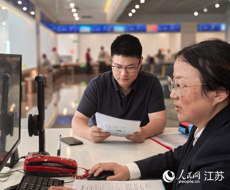 啟東市數據局工作人員為企業辦理行政審批事項。人民網記者 王繼亮攝