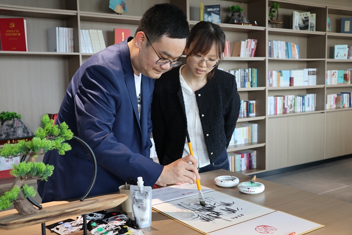 青年理論學習小組成員手繪廉潔主題畫作。宗穎攝