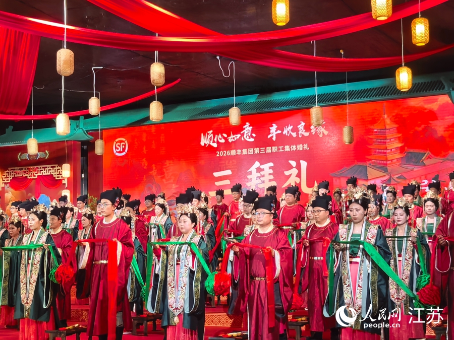 集体婚礼现场。人民网记者 王继亮摄