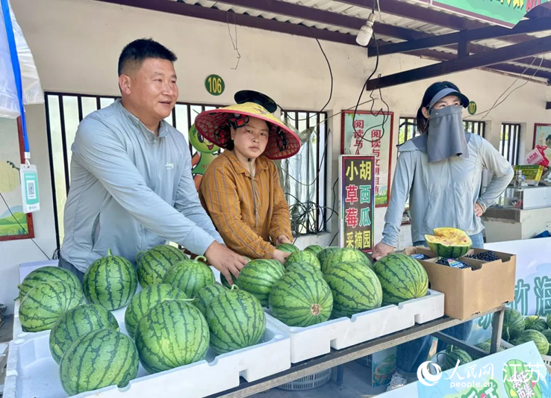 “溪”旺市集上，瓜農正在吆喝售賣。人民網 杜沁萌攝