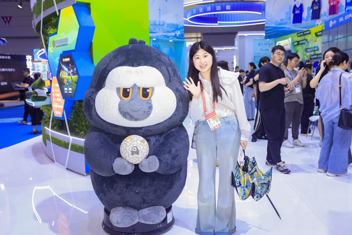南大電子與紅山動物園合作推出的“杜杜”機器人在現場很受歡迎。主辦方供圖