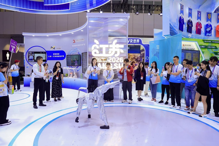 魔法原子的高動態雙足人形機器人Z1流暢完成側空翻、踢腿等高難度動作。主辦方供圖