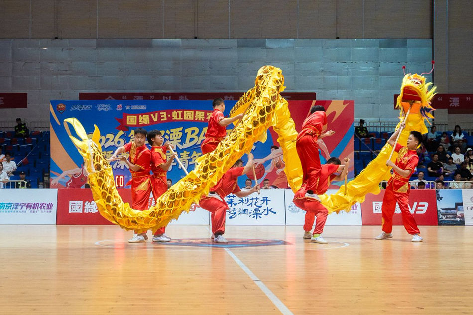 开场表演。朱靖然摄