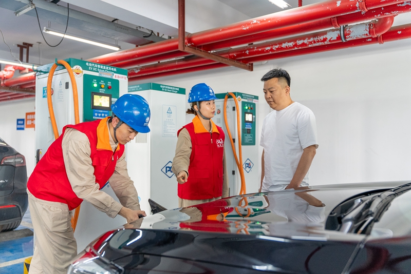網約車司機在驛站充電。