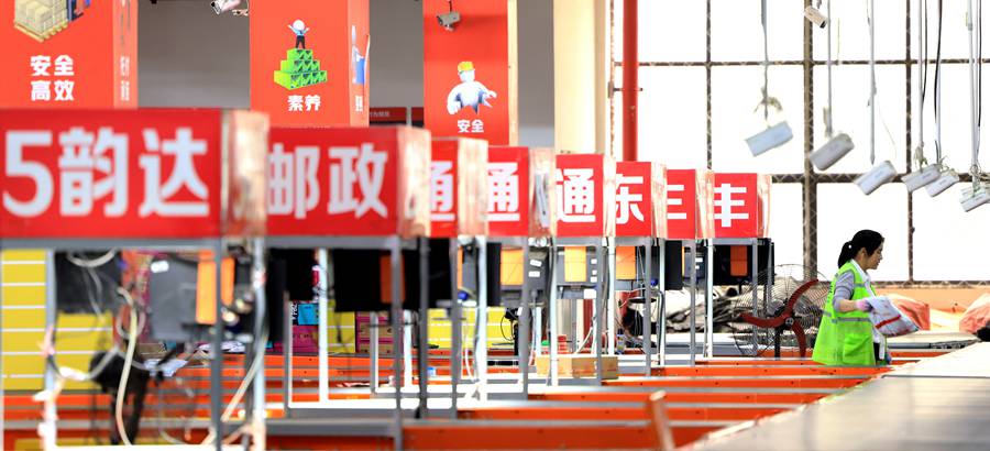 物流分拣线。方向东摄