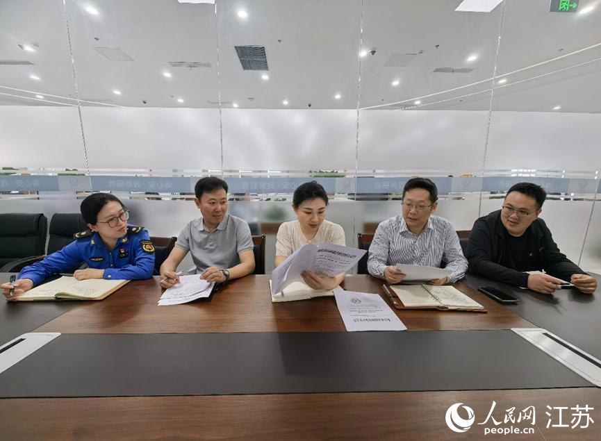 海安市市場監管局、城管局工作人員商議物業整治方案。人民網記者 王繼亮攝