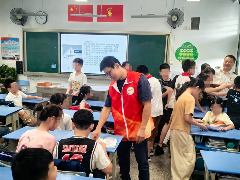 南通烟草普法志愿者走进校园普法宣传。张义伟摄
