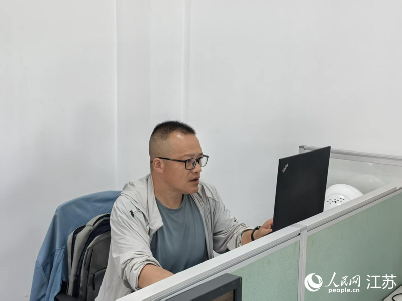 戴鵬程在辦公室審批工作流程 。人民網 崔小倩攝
