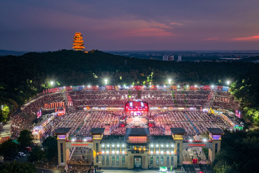 欢乐龙虾宴现场。 刘喜贤摄