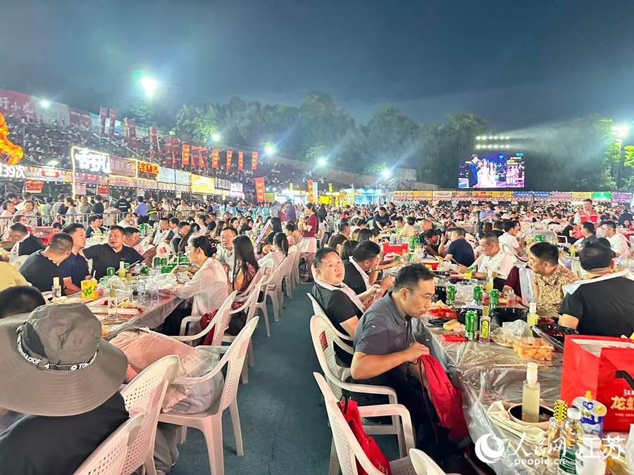 欢乐龙虾宴现场,宾客云集。人民网 王纯摄