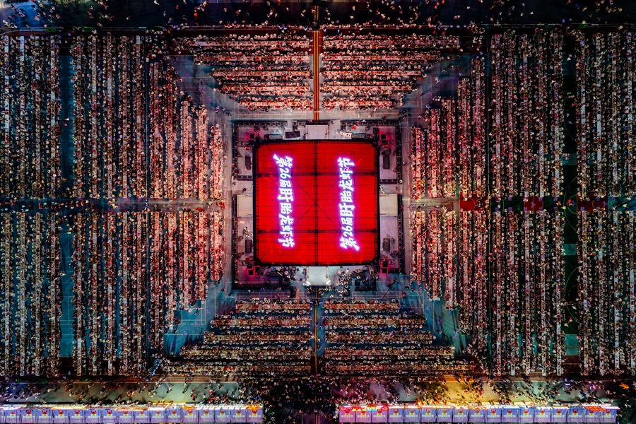 欢乐龙虾宴现场。 刘喜贤摄