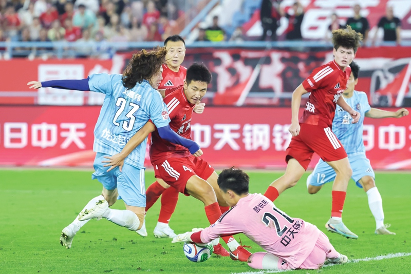 常州队主场2比1战胜盐城队，终结盐城队五连胜 蒋文超 摄
