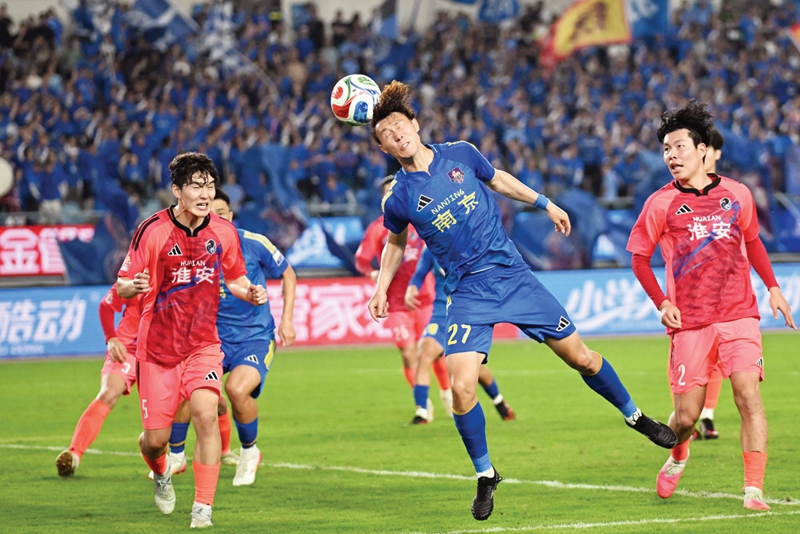 南京队2比1战胜淮安队 万程鹏 摄