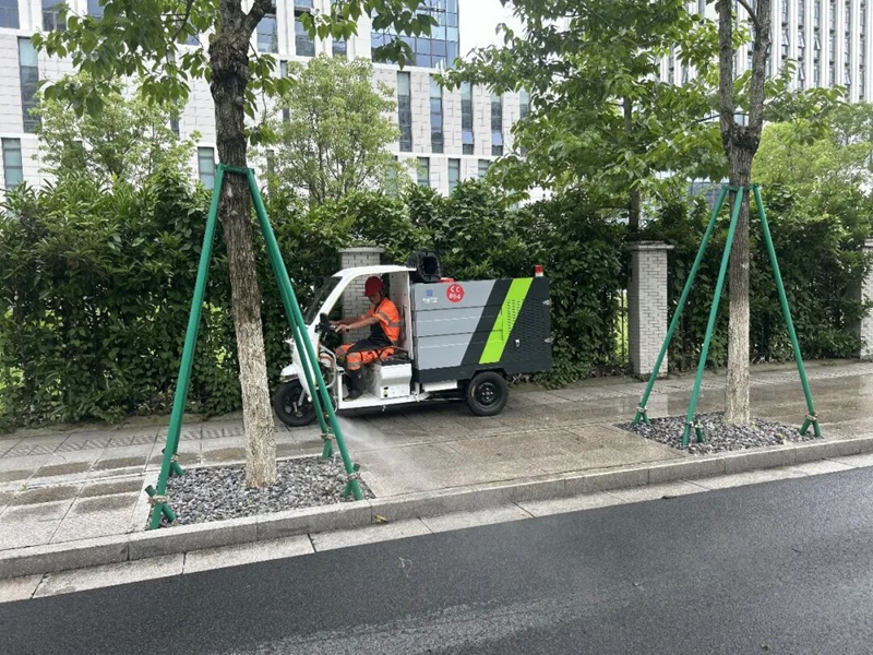 环卫工人正在进行精细保洁作业。南通市城市管理局