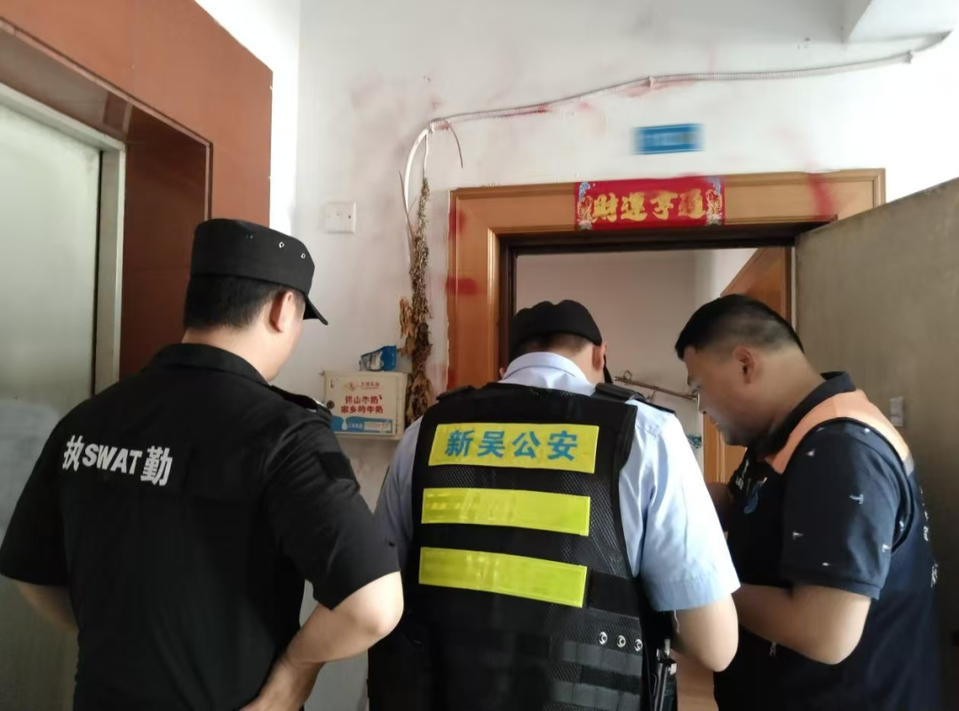 社区联合派出所对高空抛物住户进行批评教育。受访者提供
