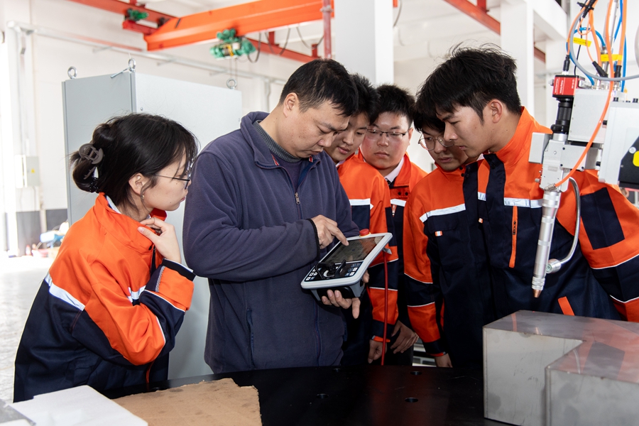 “汽车精密冲压件在线智能全检系统”正在进行应用验证。扬州职业技术大学供图。