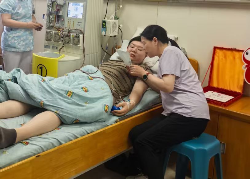 紅十字會工作人員轉交受捐女孩父母的感謝信。中國人壽江蘇省分公司供圖