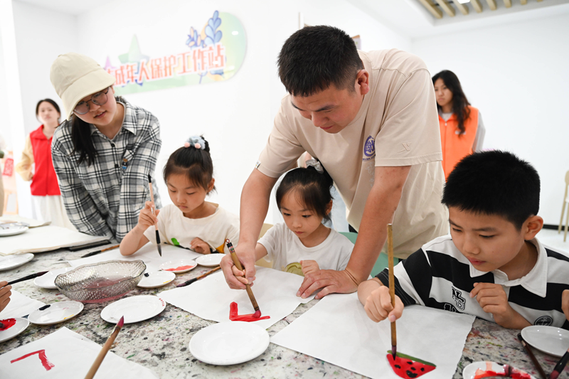 老師指導青少年學習國畫技法。清江浦區委宣傳部供圖