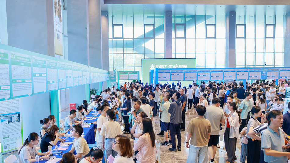 靖江市高校畢業生大型雙選會現場。盛義攝