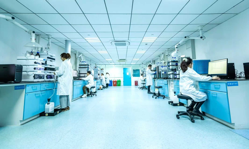 圖2：恆瑞連雲港研發中心內研究人員用AI輔助分析工作。受訪企業供圖