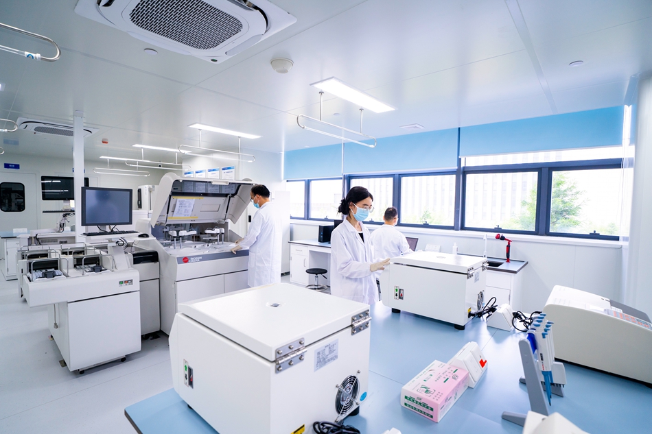 華銀康醫學檢驗實驗室內，研究人員在收集樣本數據用於智慧病理平台分析檢驗。受訪企業供圖