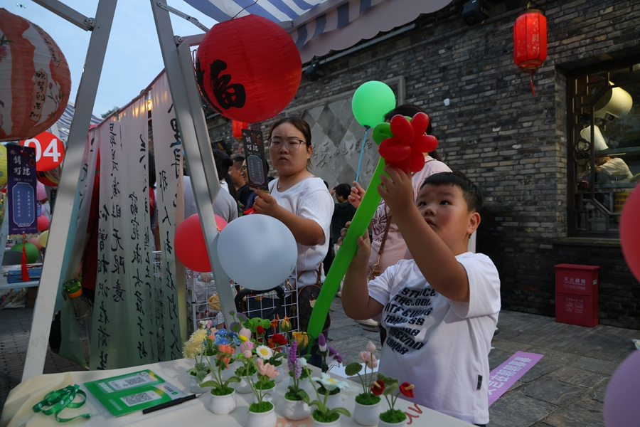 市民游客逛市集。马丁摄