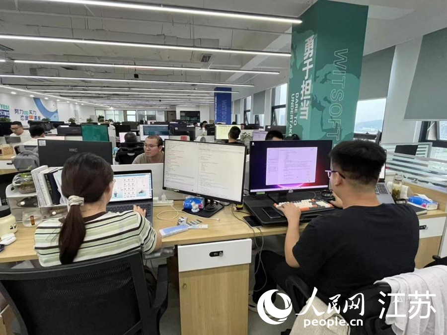 工程師調用AI大模型工作。人民網 李靜曄攝