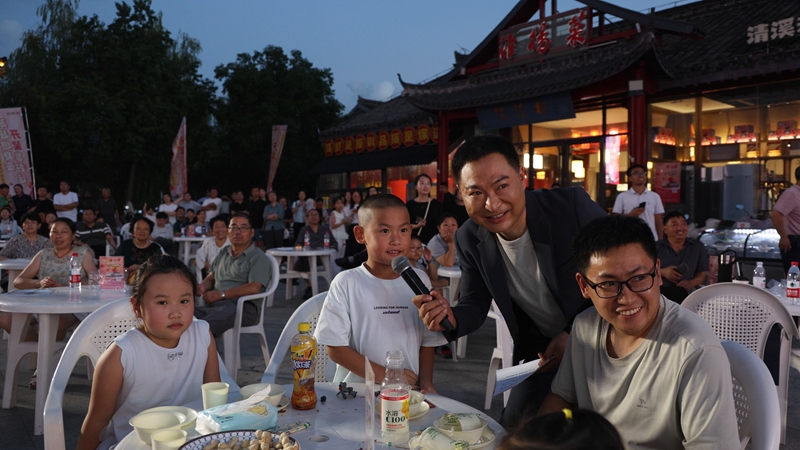 市民參與答題活動。劉武攝
