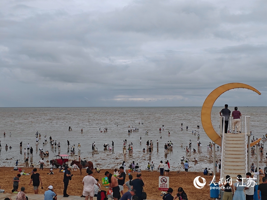 赣榆临洪河口滨海盐沼湿地·司法蓝碳示范区，生态修复后的海滩上满是游客。人民网 李欣阳摄