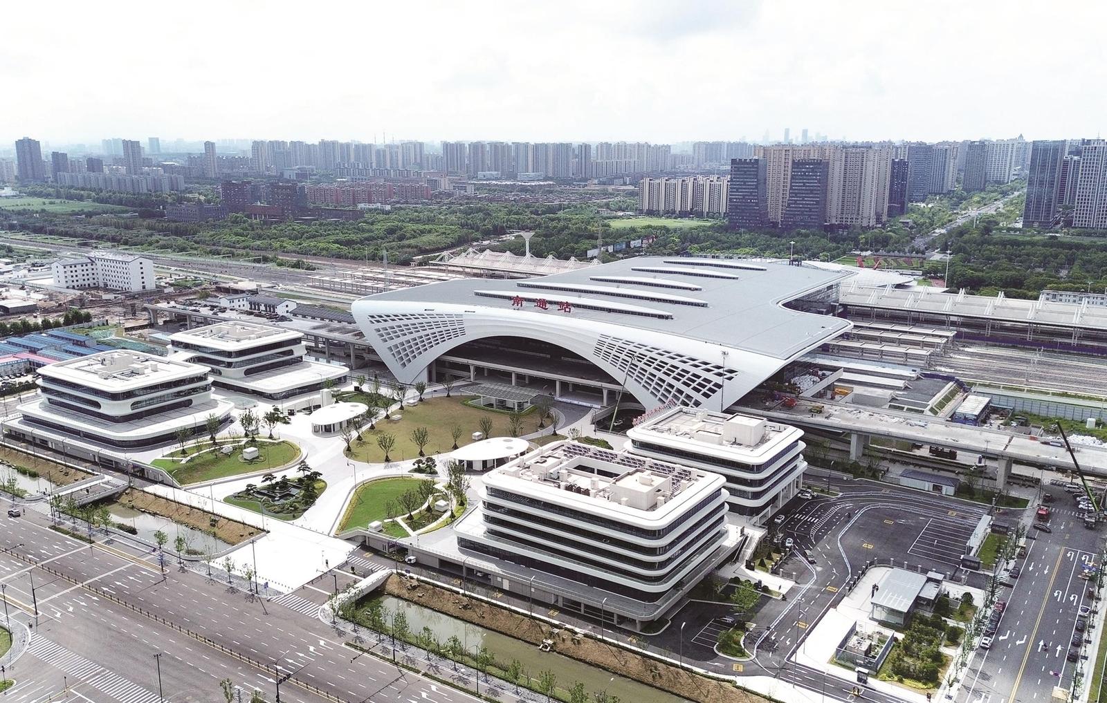 9月1日，无人机航拍南通站改扩建项目。 尤炼摄