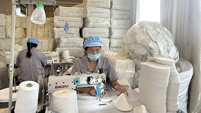 “共富工坊”活力旺随着“共富工坊”模式的探索，兴化经济开发区联合朵爱鞋业推出“十镇百点千人”计划，即在兴化市10个乡镇设立100个加工点，吸纳1000人就业。