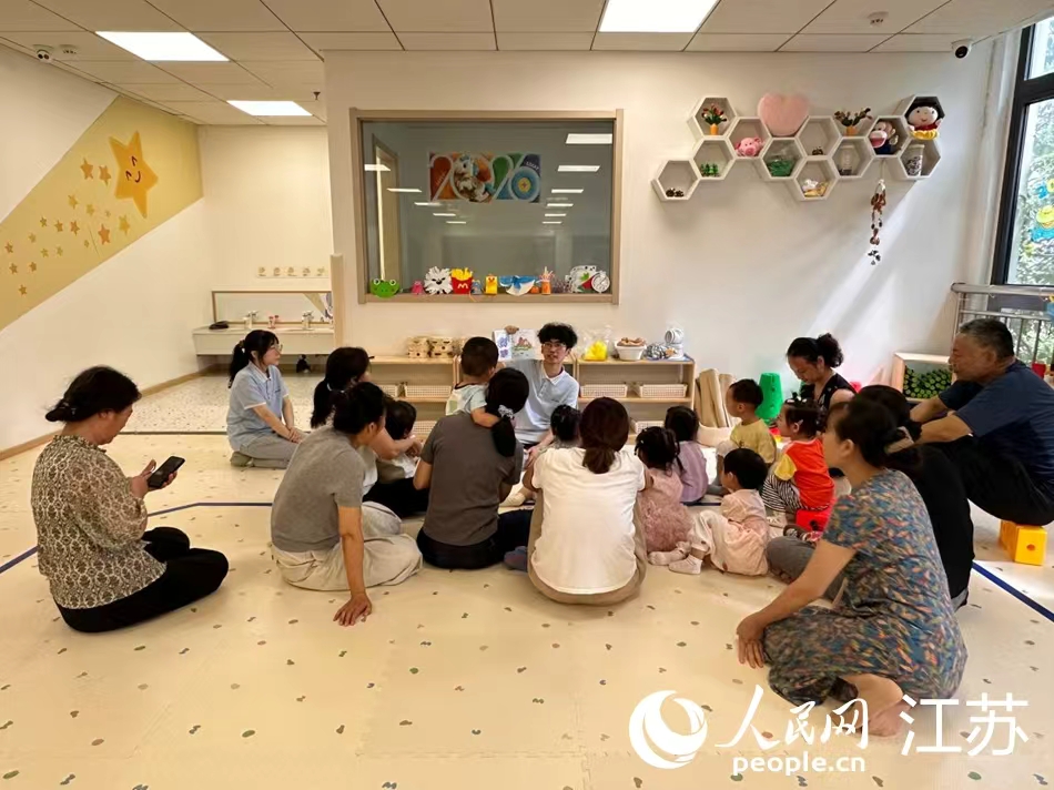 “西城·晨星托育”托育點，老師為孩子們講述繪本故事。人民網 王純攝