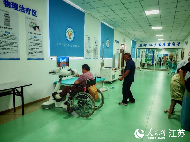 王营社区卫生服务中心康复室内，病人正在做康复性锻炼。人民网记者 江楠摄