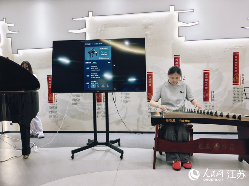 樂合數據開發的樂器採集盒能分析演奏並借助大模型分析。人民網記者 鞠峰攝
