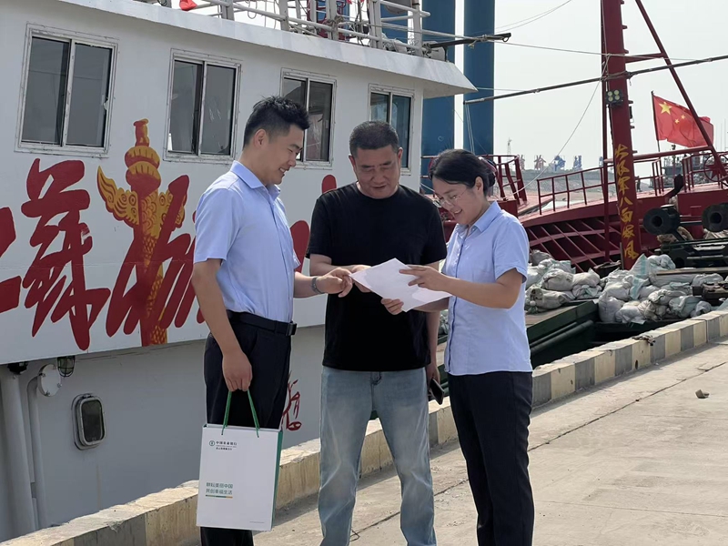 客户经理给水产经营户介绍普惠贷款产品。农行江苏省分行供图