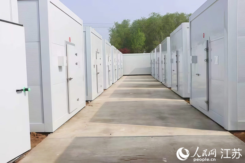 一间间智能方舱整齐排列。人民网 李欣阳摄