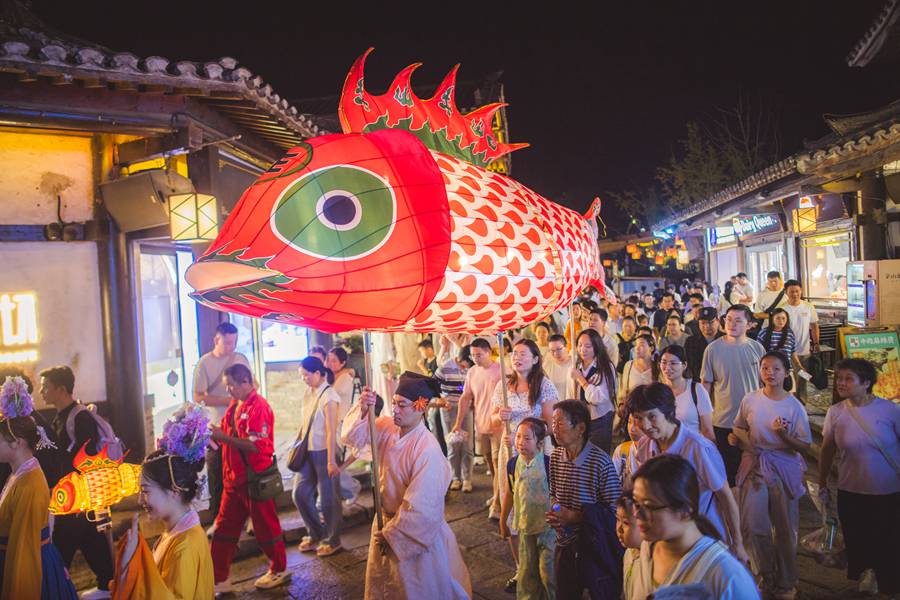 非遺魚燈巡游。主辦方供圖