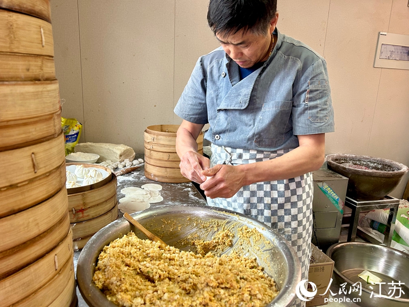行進中國︱蟹黃湯包搶“鮮”記