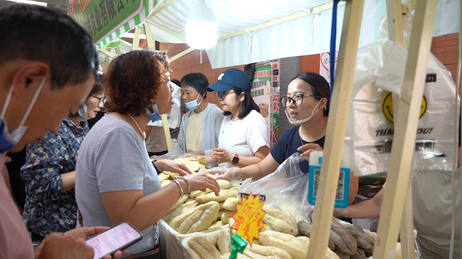 市民选购农产品。如皋市委宣传部供图