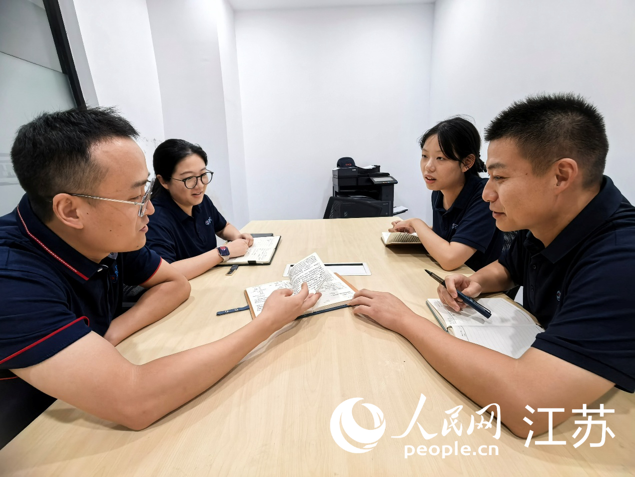 中天海纜研發團隊商討項目研發思路。人民網記者 王繼亮攝