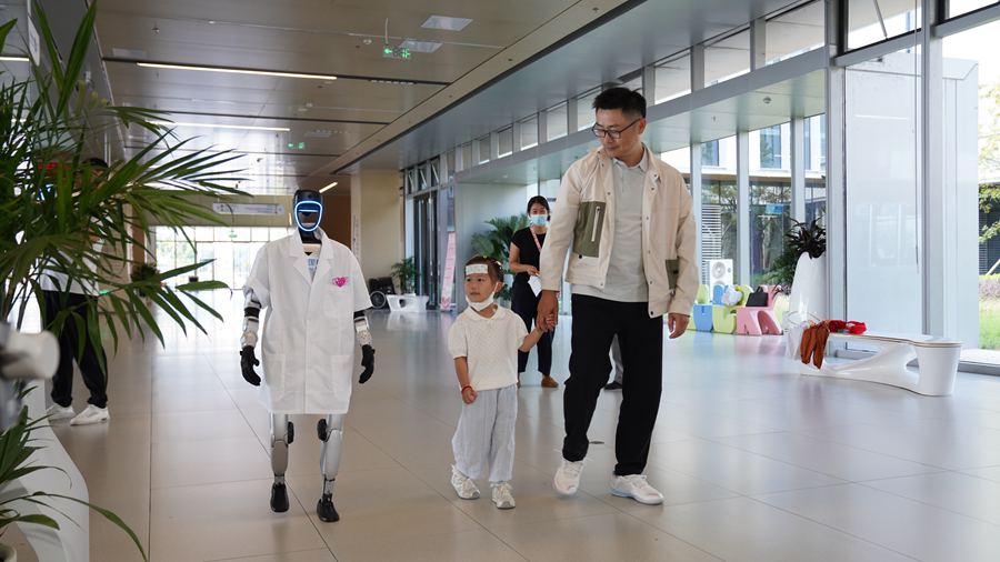 寶應縣婦幼保健院的導診機器人荷小寶正引導患者前往兒童保健門診。江蘇移動供圖