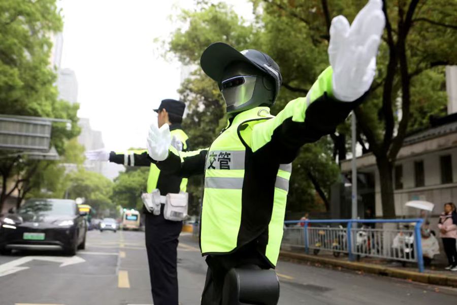 機器人在常州市局前街小學上學高峰期開展智能交通引導。江蘇移動供圖