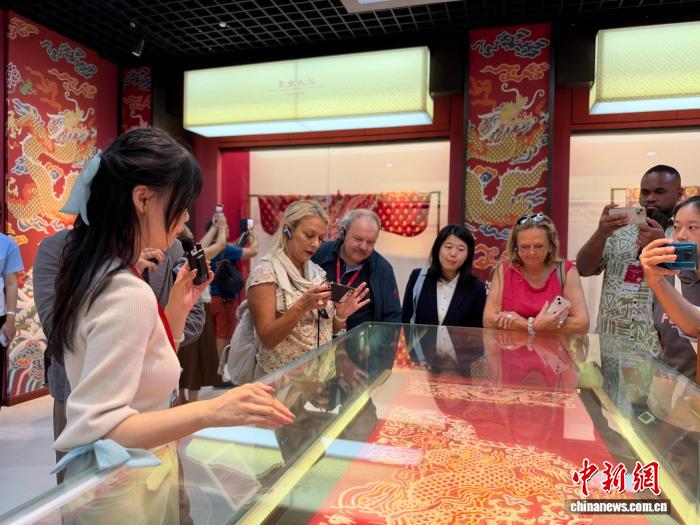 中外記者走進南京雲錦博物館，了解非物質文化遺產南京雲錦織造技藝。中新網記者 徐珊珊 攝