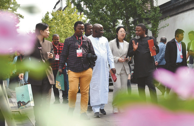 10月15日，“全球南方国家记者看中国”走进苏州，国际嘉宾到平江历史文化街区参观采访。 新华日报·交汇点记者 吴俊 摄