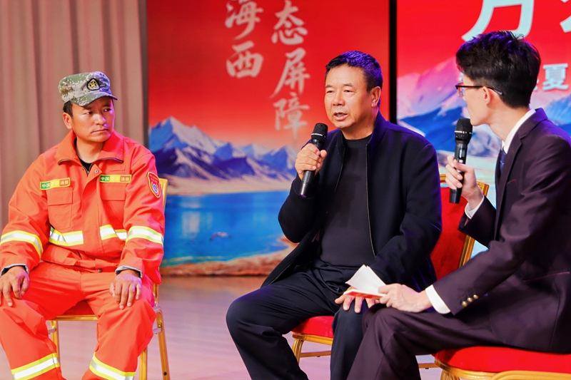 在青海海西，同上一堂“瀚海植绿”的思政课