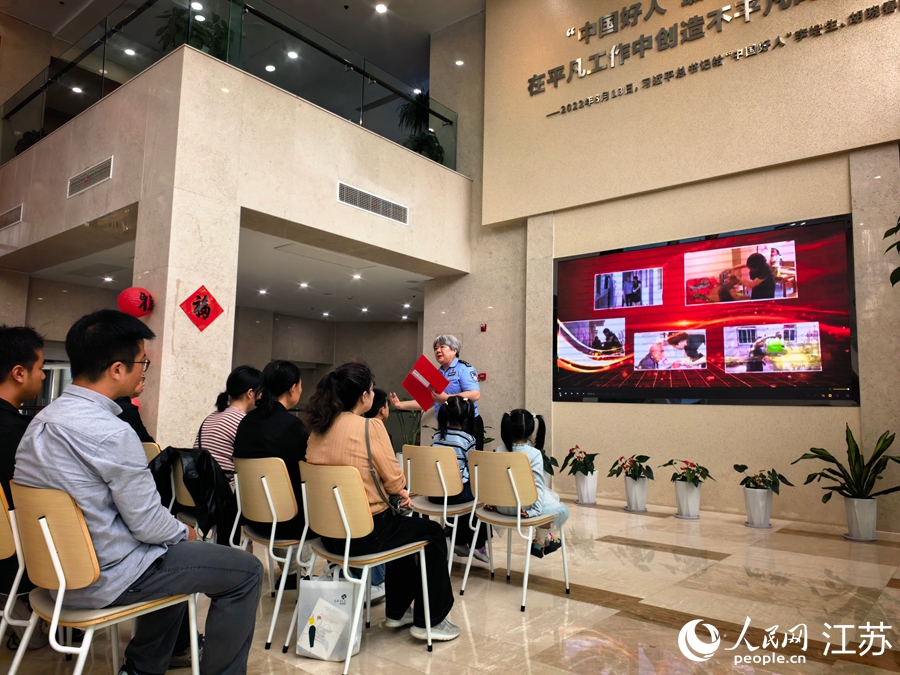 中國好人、信訪民警劉嬋在鹽城好人館作宣講。 人民網記者 張玉峰攝