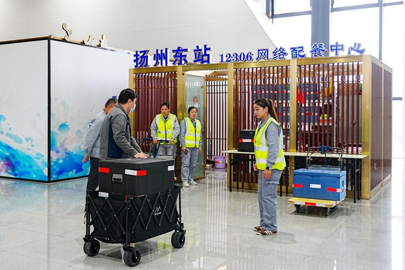 工作人員配送餐食。揚州生態科技新城供圖