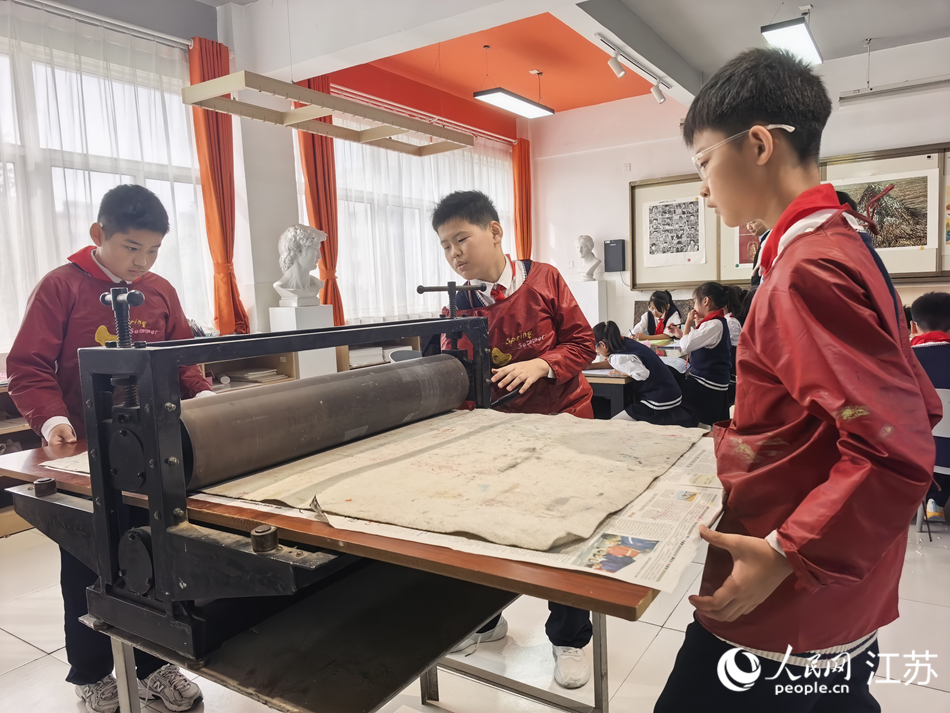 东海县实验小学学生在学习版画制作技艺。 人民网记者 张玉峰摄